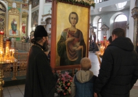 В Знаменском соборе пребывает икона вмч. и целителя Пантелеимона 