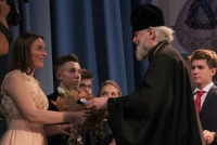 Митрополит Герман  вручил медали выпускникам курских школ 