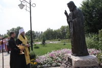 Митрополит Курский и Рыльский Герман освятил памятник преподобному Серафиму Саровскому в Курчатове